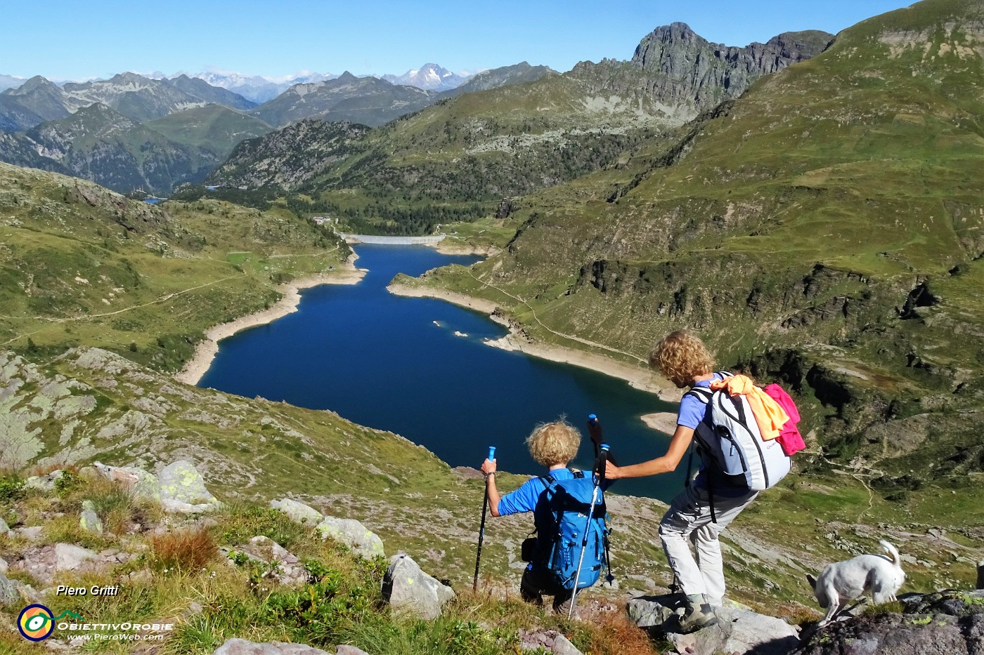 30 Dalla Cima di Mezzeno ci abbassiamo al Passo Laghi Gemelli.JPG